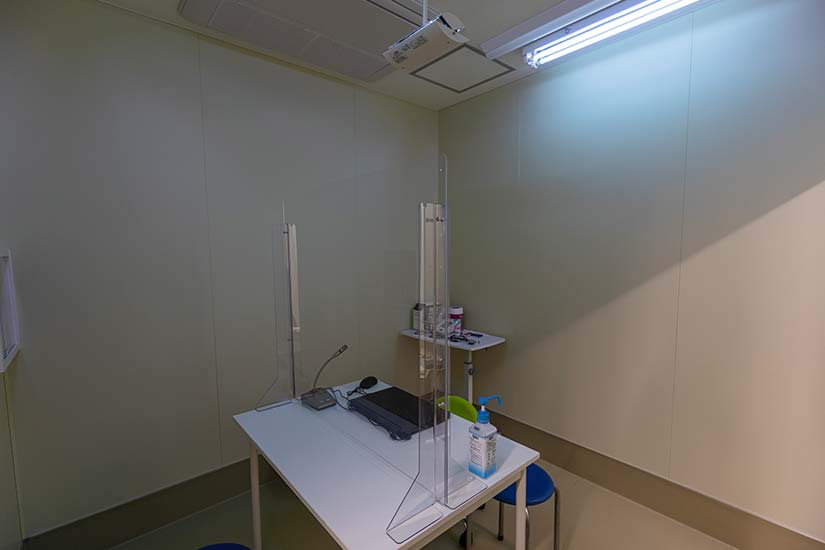 診察室2（UVC殺菌灯使用中）